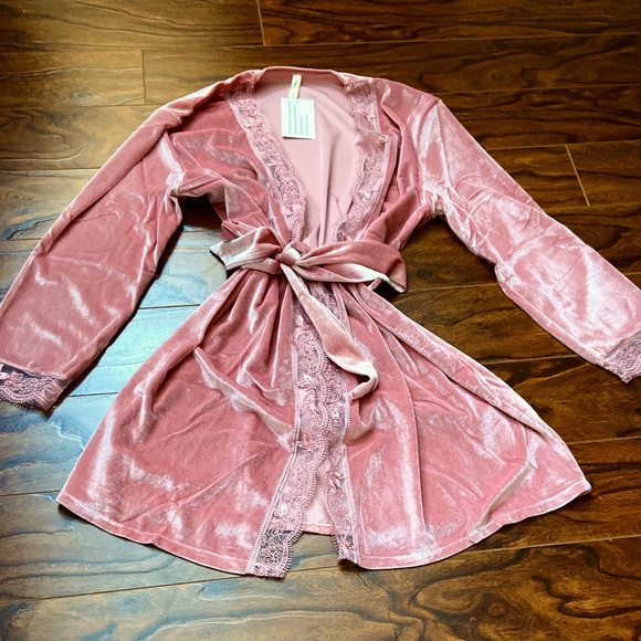 🆕 Pink Velour dreamy robe in size M - Picture 4 of 4